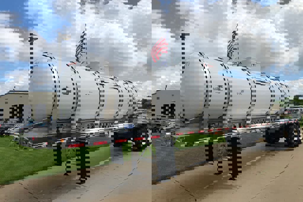 CEFC congratulates Omni Tanker on launching its innovative carbon composite road tanker in the US CEFC congratulates Omni Tanker on launching its innovative carbon composite road tanker in the US